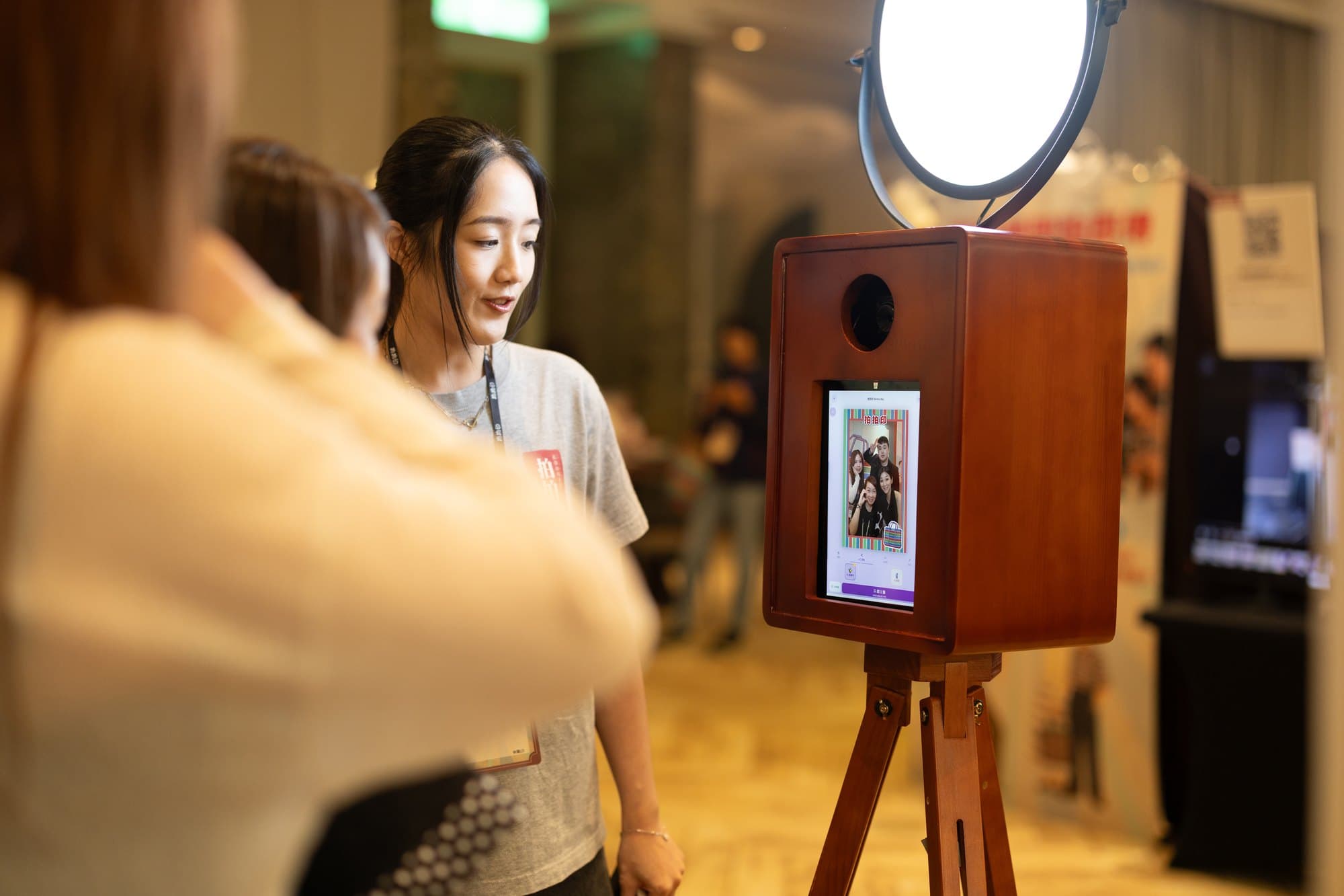 The retro wooden booth screen showing a framed multi-shot print